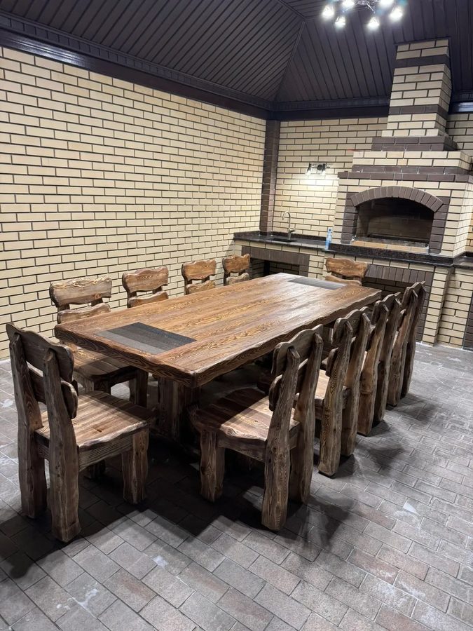 Стол в кирпичной беседке