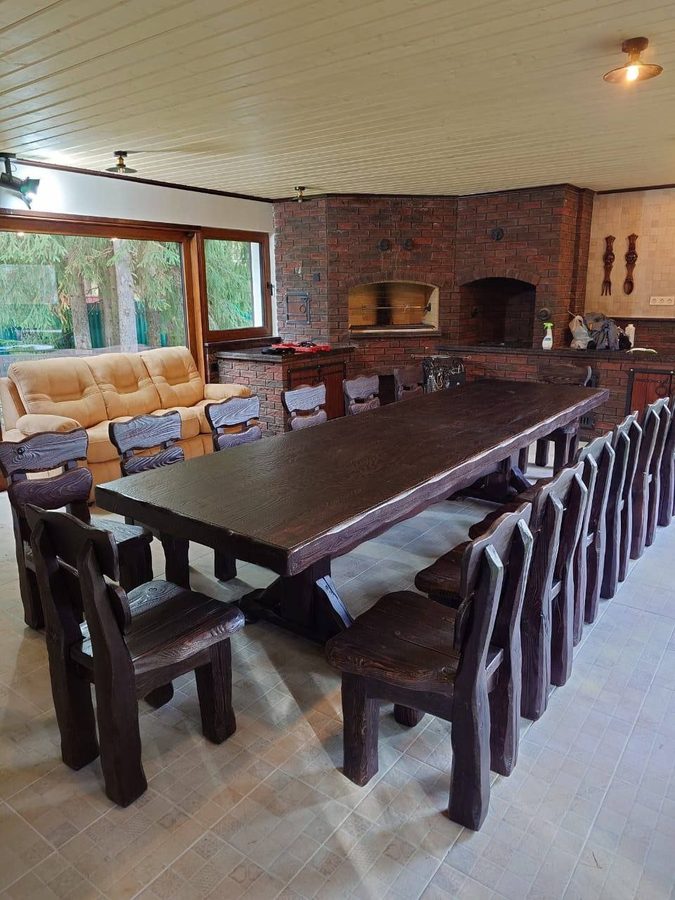 Тёмный стол в беседке