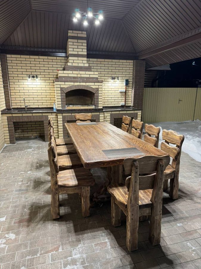 Стол на террасе светлый