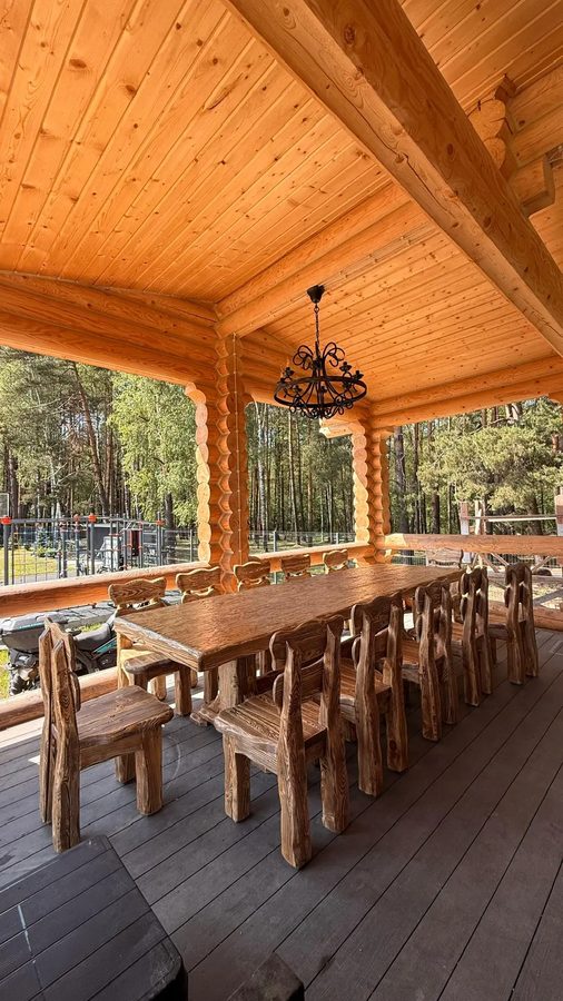 Стол на бревенчатой веранде